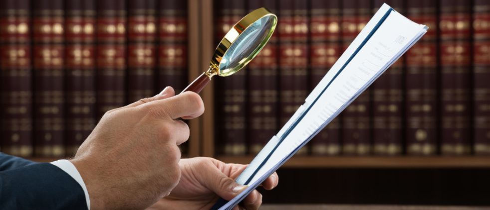 Exame de documento com lupa